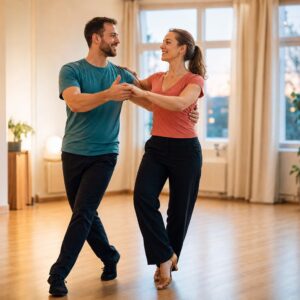 Två vuxna nybörjare som dansar fox i en varm dansstudio