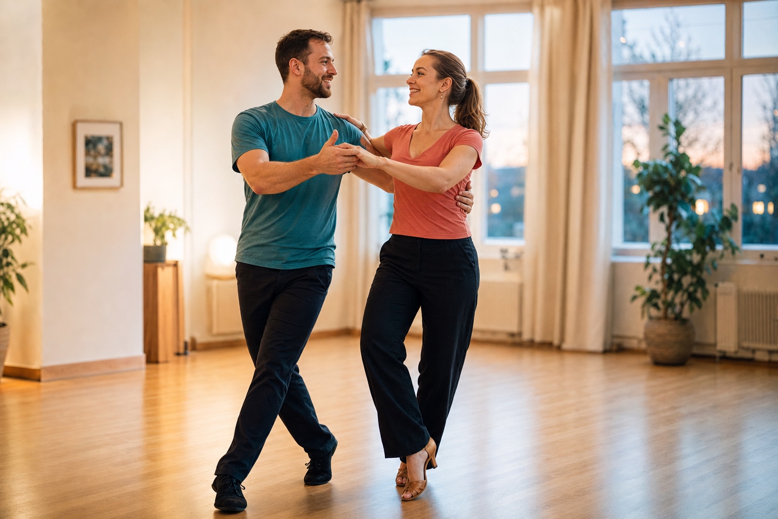 Två vuxna nybörjare som dansar fox i en varm dansstudio